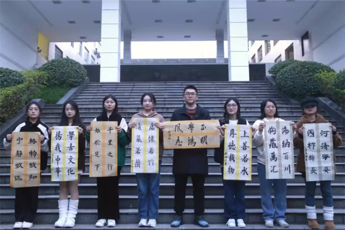 YNLv_1702371169701051181.jpg 12.6书法沙龙图片12.jpg
