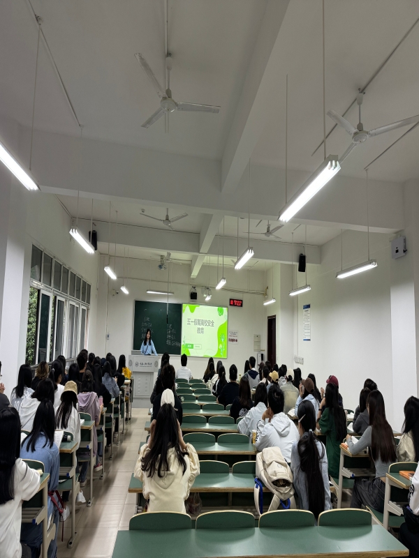 KVDr_1714448077188019295.jpg 4.25五一劳动节假期安全教育主题班会1.jpg