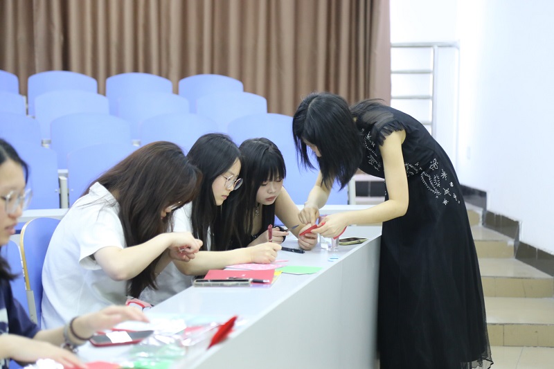 VLru_1715740684795069972.jpg 5.14教学实践周|中华才艺体验活动(1).jpg