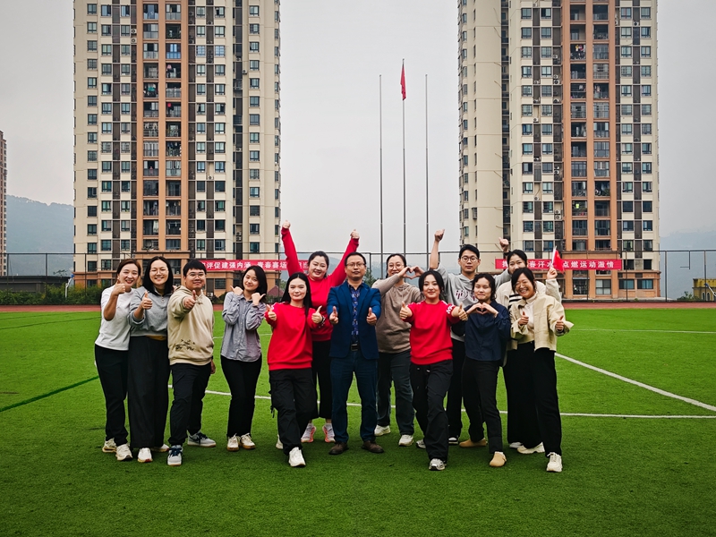 tGvi_1763365697532046387.jpg 操场合影_副本.jpg
