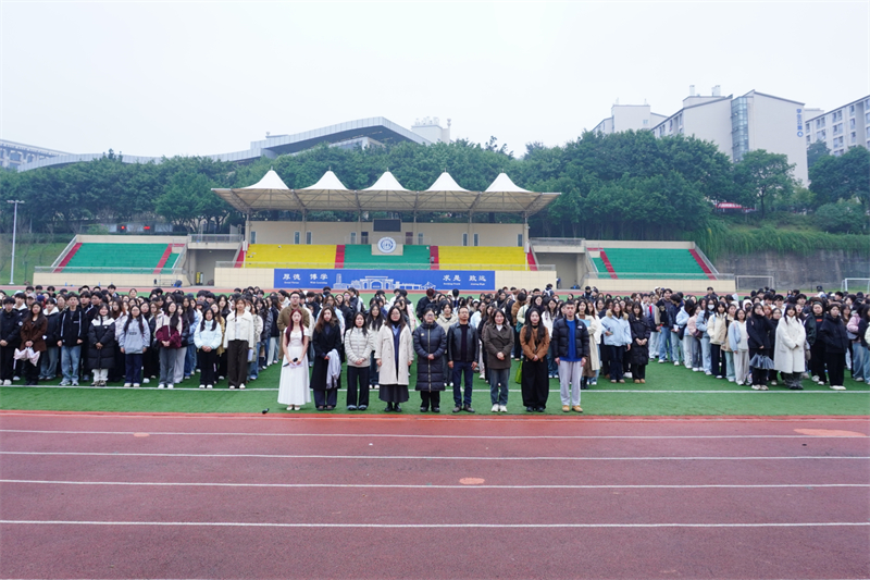 QbBj_1764859140076012165.jpg 11.24礼润校园传温情,语通中外暖人心|我院举行“一句问候温暖世界”主题升旗仪式 (8).jpg
