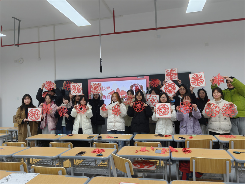 tczB_1774872500592089867.jpg 3.19一纸剪春韵,社区传温情|我院开展一站式学生社区建设活动(3).jpg