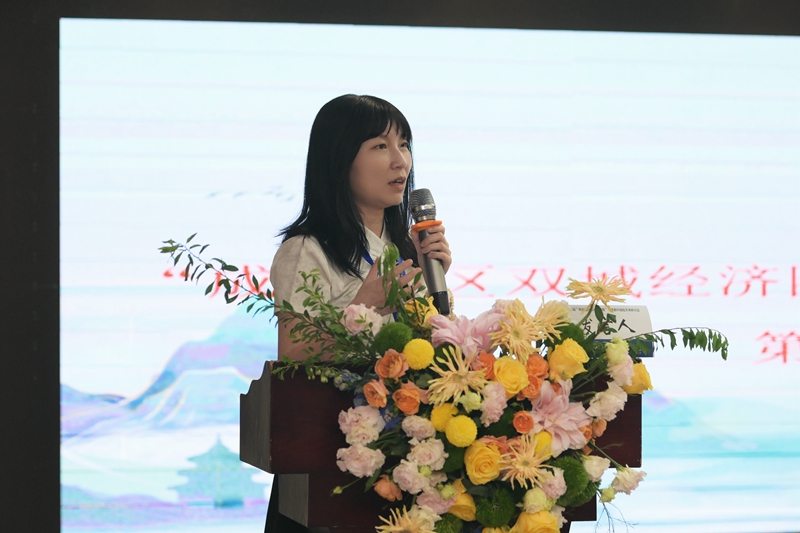 隆莺芷发言_副本.jpg