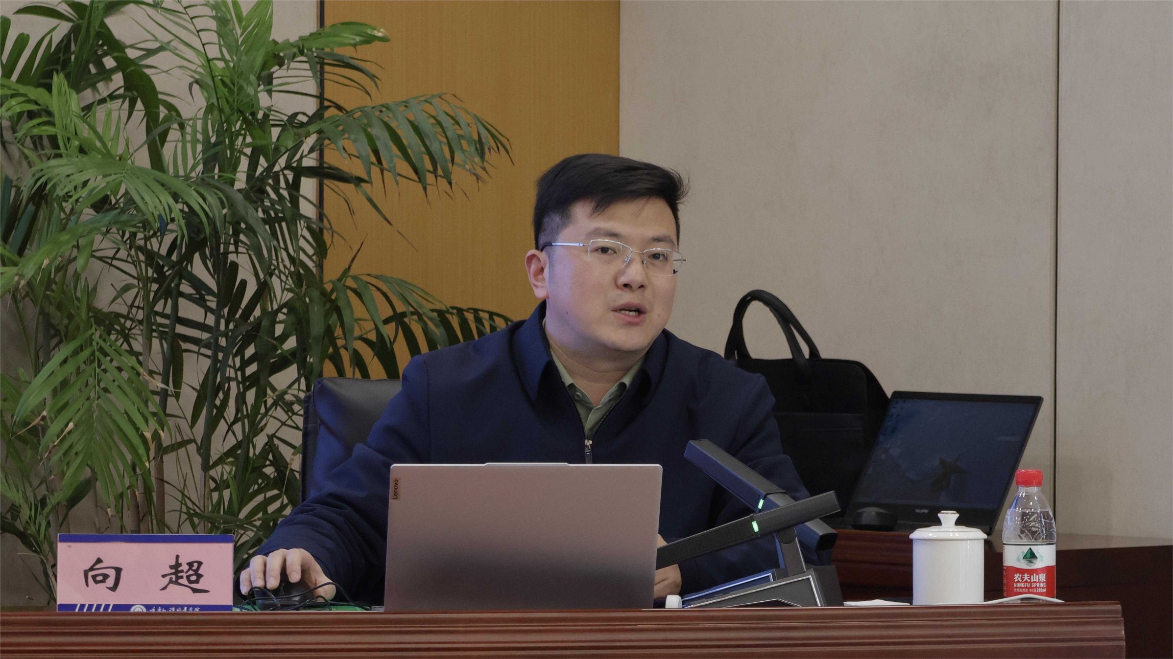 KrdM_1710725019776022709.jpg 向老师特写.jpg
