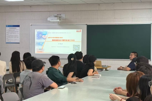 <font color='red'><strong>艺术学院举办AI赋能智能学习助手设计制作工作坊以数字化赋能课堂提质增效</strong></font>