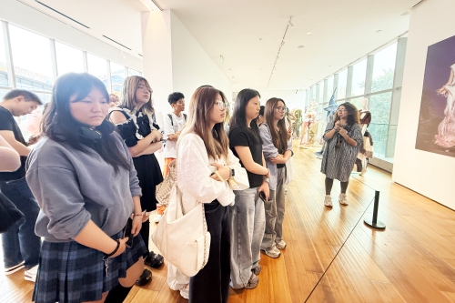 <font color='red'><strong>课堂搬进美术馆！23级服装专业沉浸式研学，川美教授现场赋能启新思</strong></font>
