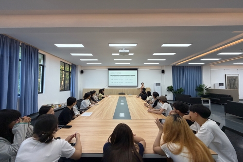 <font color='red'><strong>凝心聚力，示范引领｜艺术学院召开学生骨干大会...</strong></font>