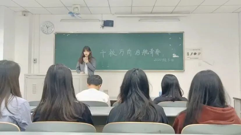 ZEVb_1666960031200099487.png 学生2.png