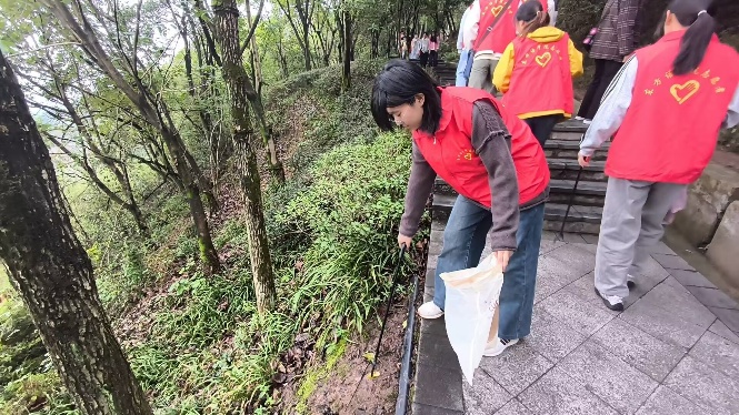 GYop_1761731870622007078.jpg